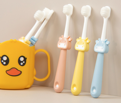 Baby toothbrush with soft bristles, suitable for children aged 2-10 years, for home use, fine and non-slip, with thousands of bristles to protect teeth. Cartoon toothbrush for children.